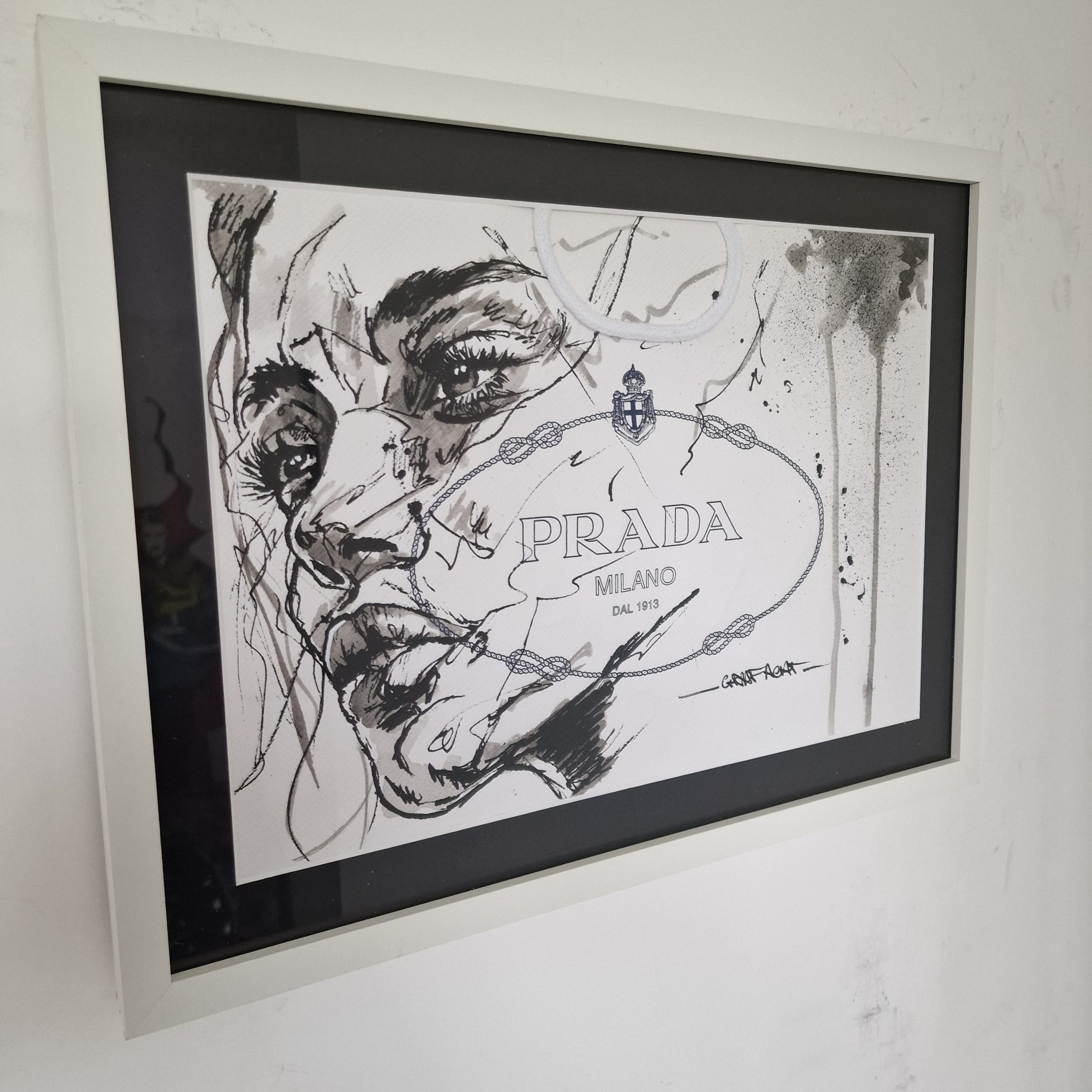 Tableau Portrait Féminin sur Véritable Sac Cartonné PRADA – Pièce Unique